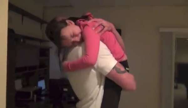 Marine Father Cleverly Surprises His Daughters When He Comes Home Early