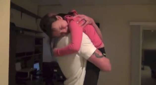 Marine Father Cleverly Surprises His Daughters When He Comes Home Early