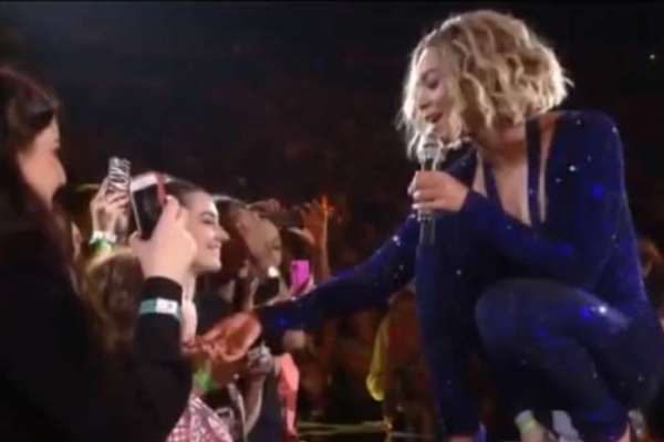 Beyonce sings with Sophie