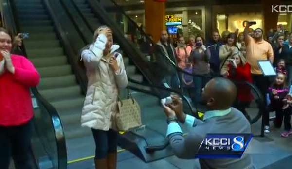 New Year's Eve flash mob is his best way to propose