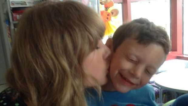 taylor-swift-kisses-jordan-nickerson-at-childrens-hospital