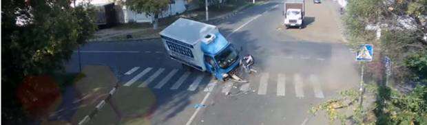 Cyclist miraculously avoids accident