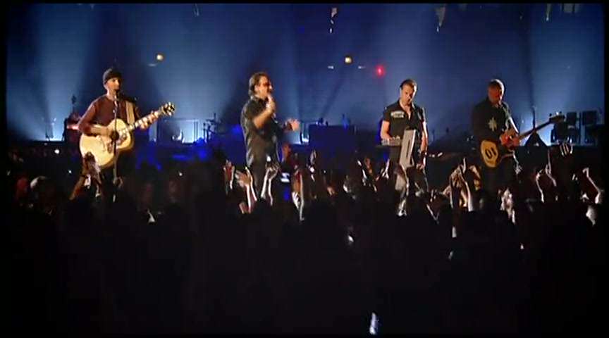 u2 sings in concert