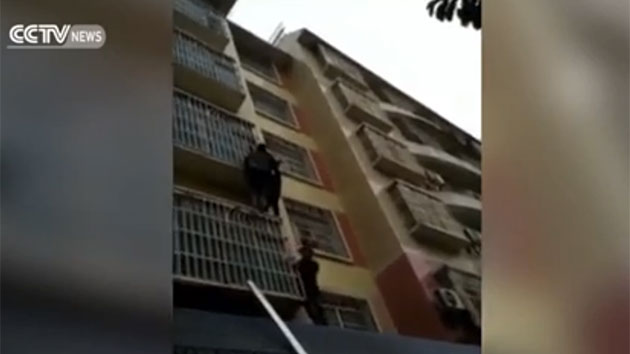 samaritans rescue dangling child