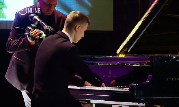 Russian Piano Players wihout fingers
