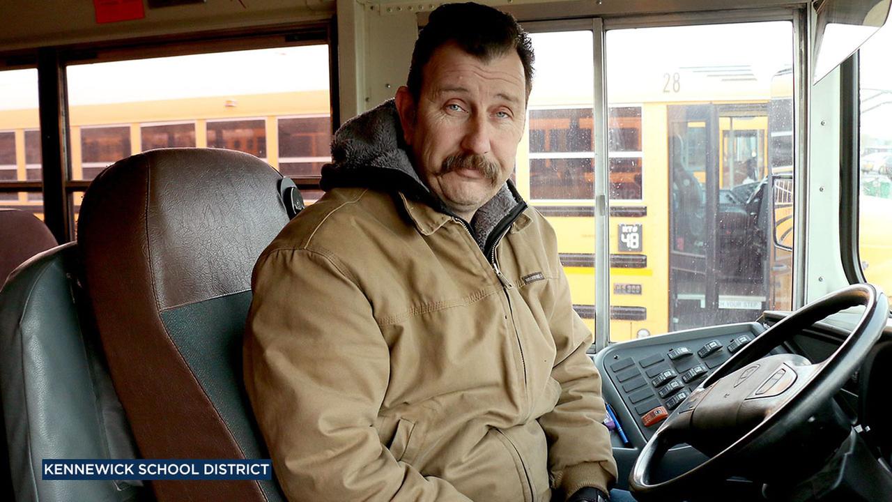 bus-driver-gives-gloves
