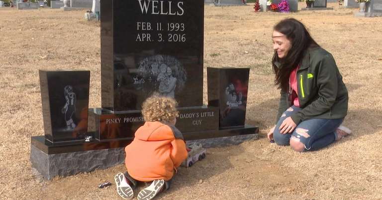 toddler-finds-christmas-gift-at-grave-site-2