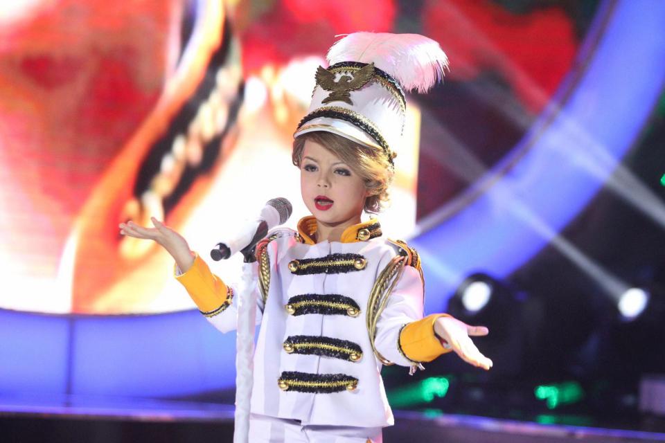 little girl impersonates Taylor Swift