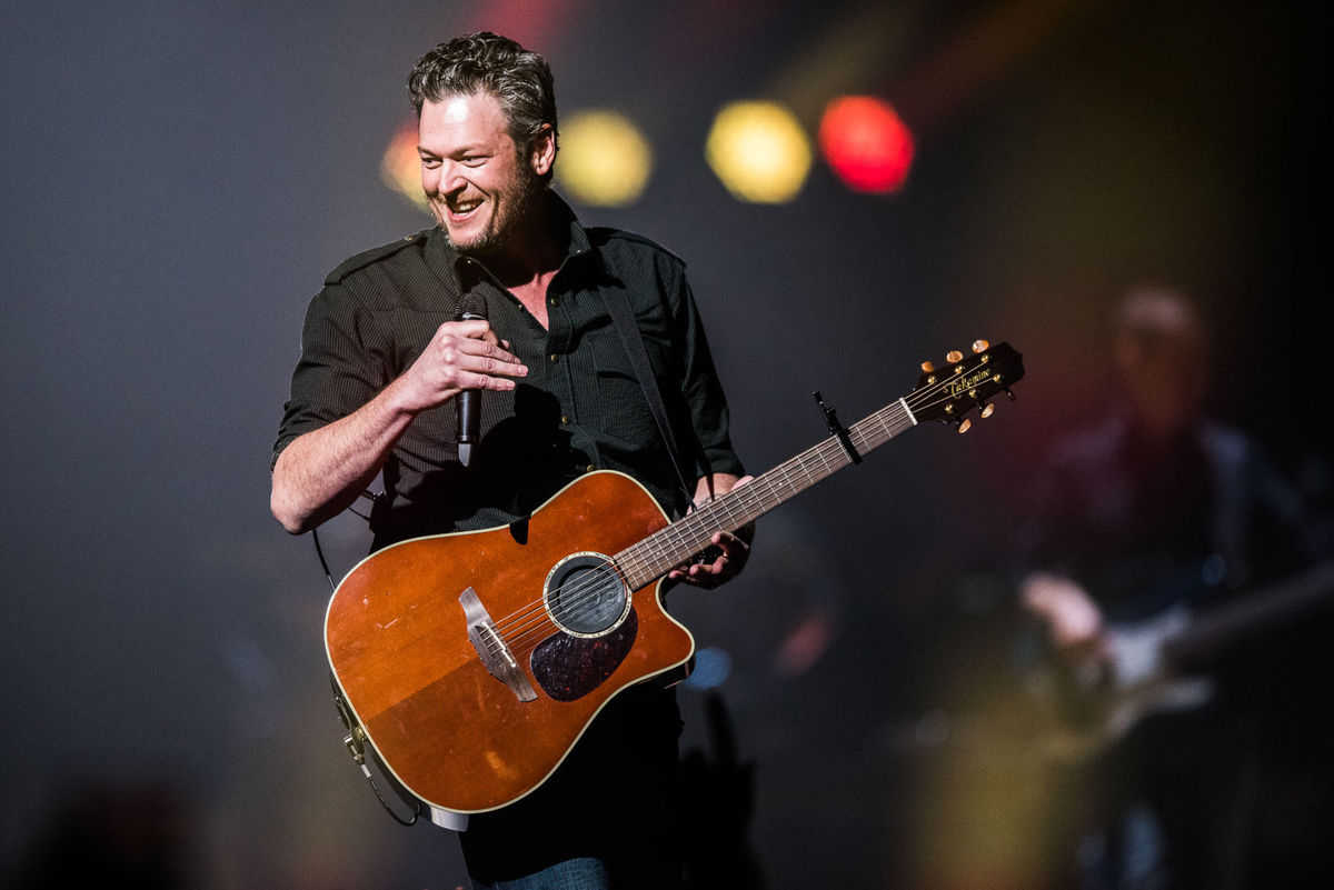 blake shelton stops concert