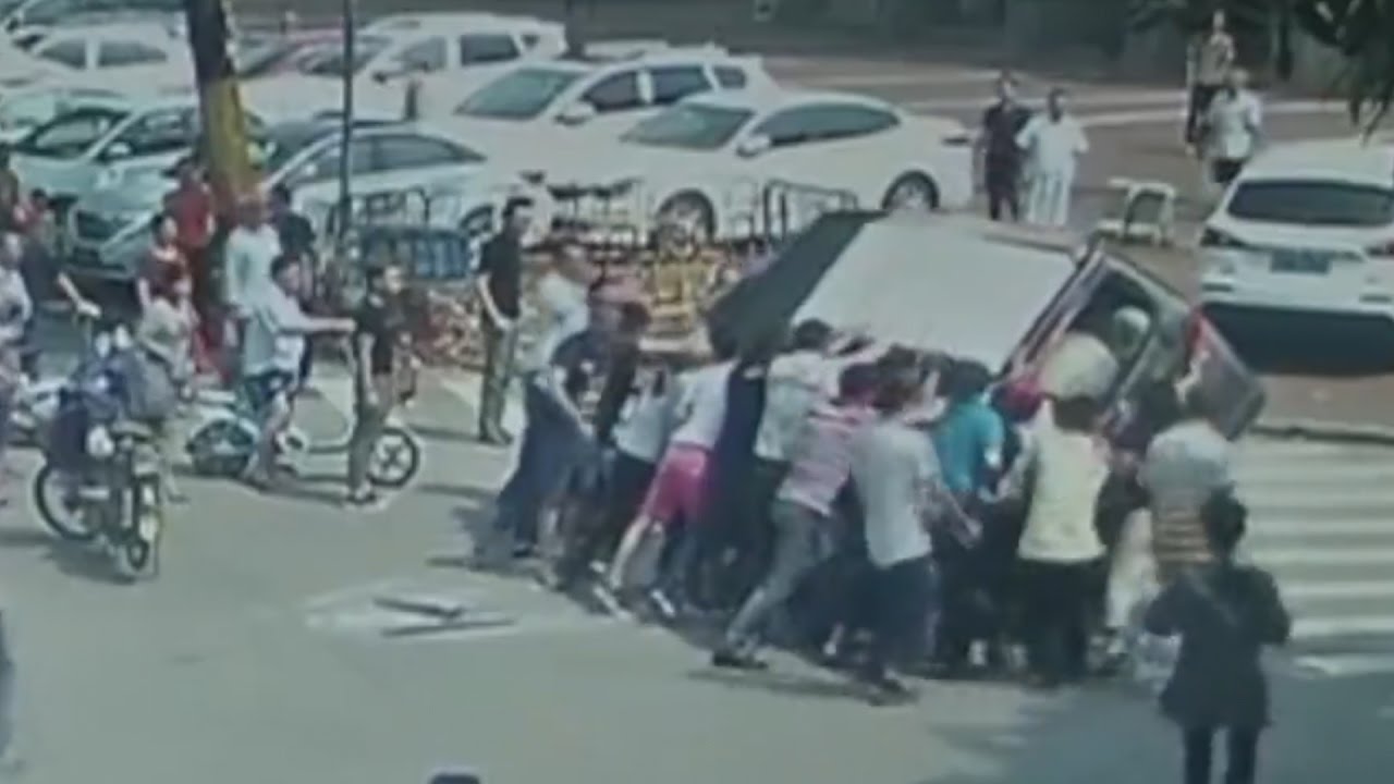 samaritans lift vehicle back up onto wheels