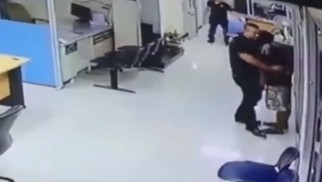 cop calms knife wielding man down and gives him hug