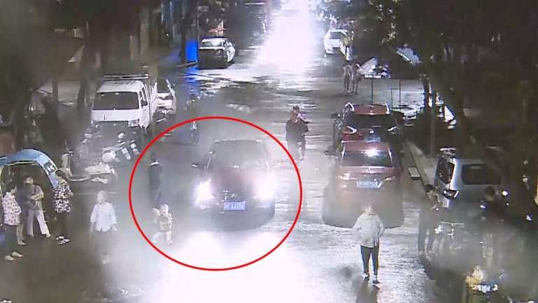 samaritans lift car to free run over child