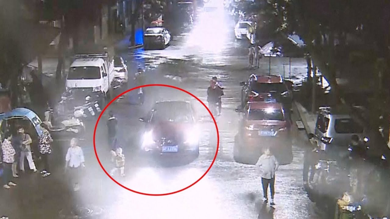 samaritans lift car to free run over child