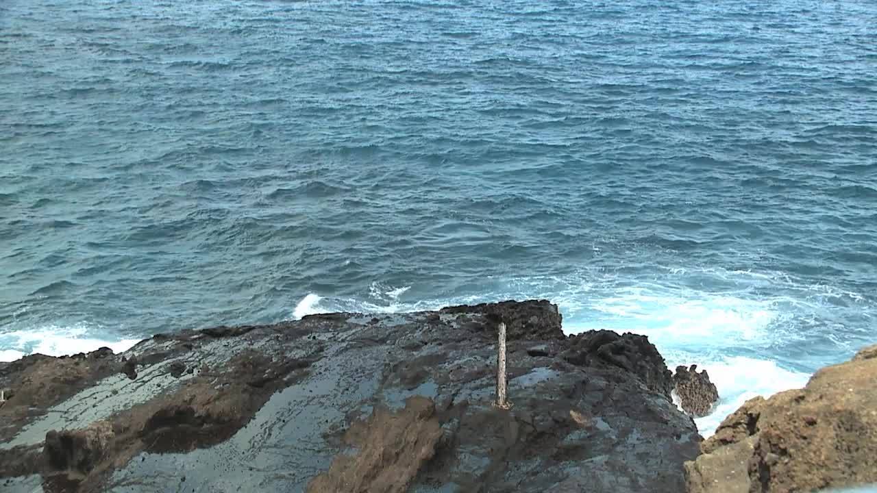 samaritan helps women at blow hole