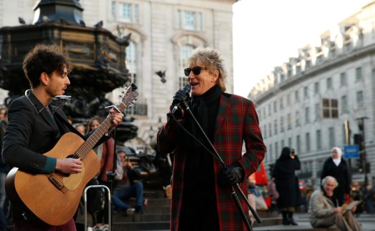 rod stewart surprises street musicians