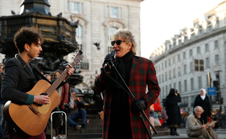 Rod Stewart Surprises Street Musician