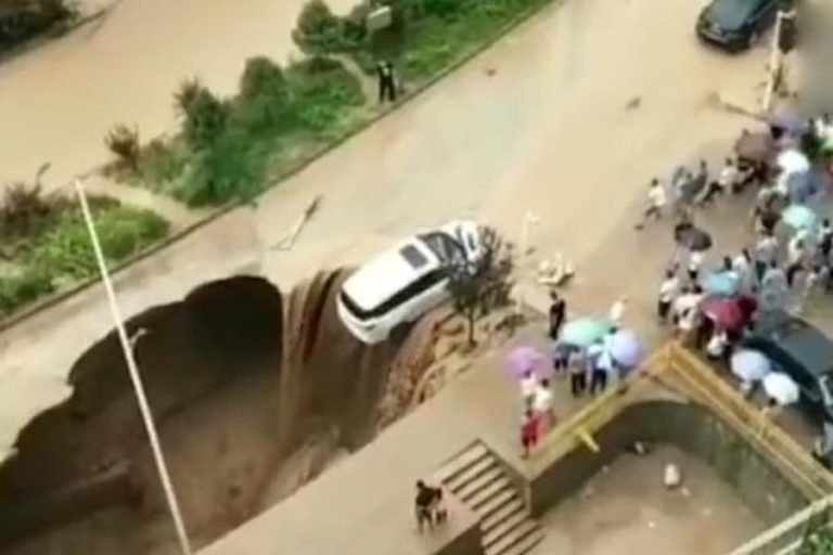 samaritans rescue car from Sinkhole in China