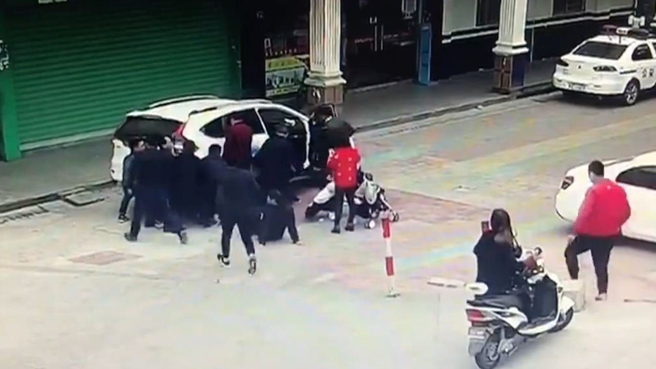 good samaritans save little girl