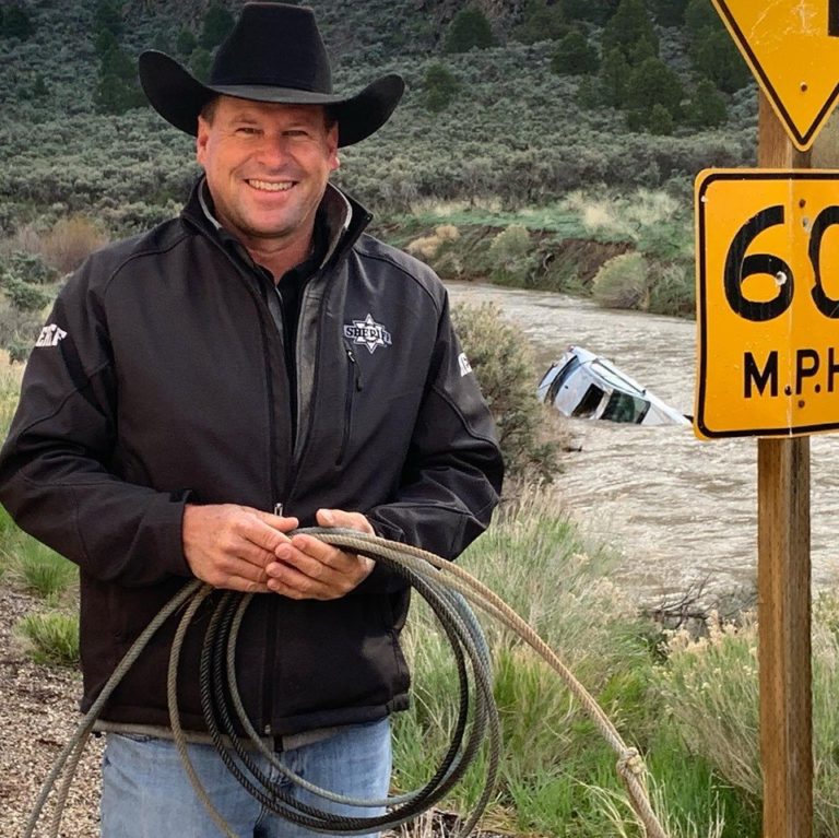 sheriff uses lasso in rescue