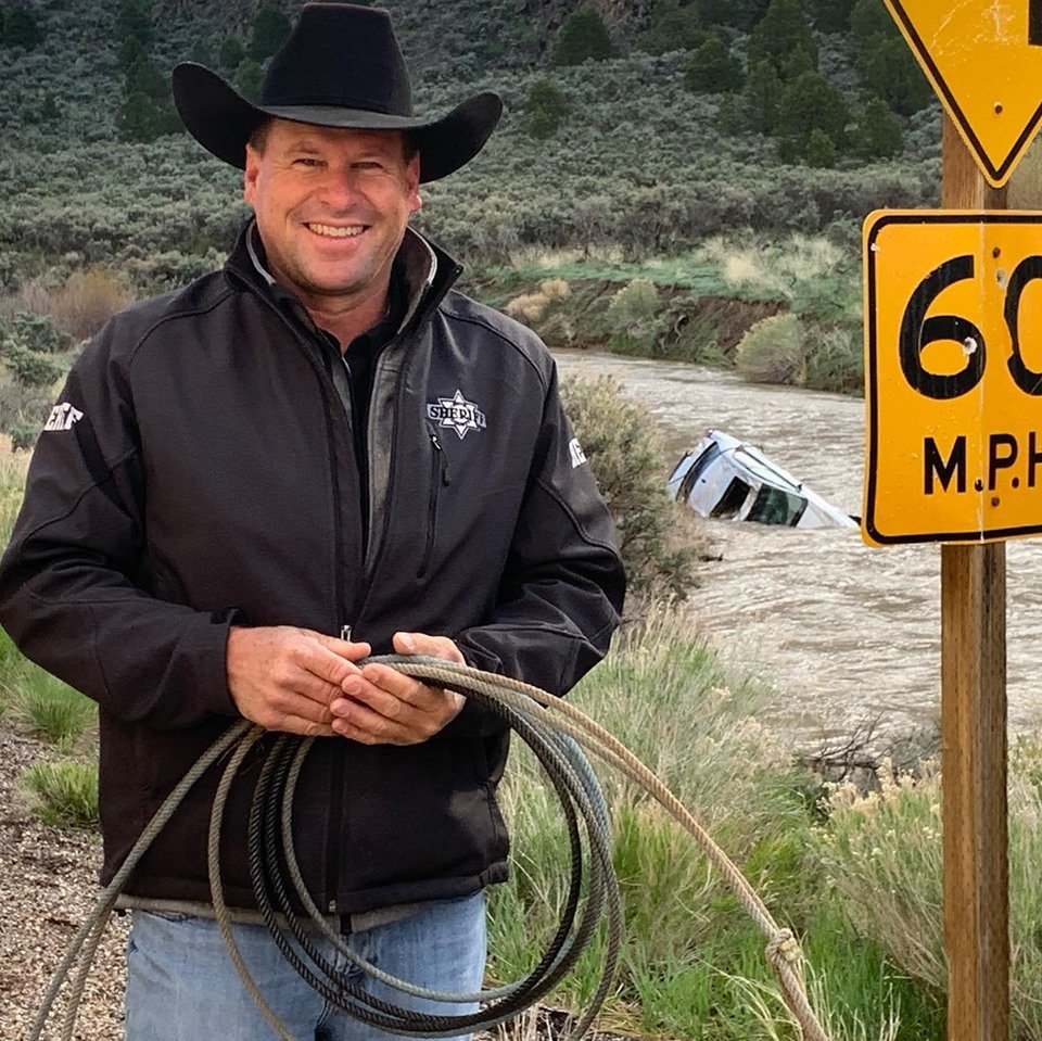 sheriff uses lasso in rescue