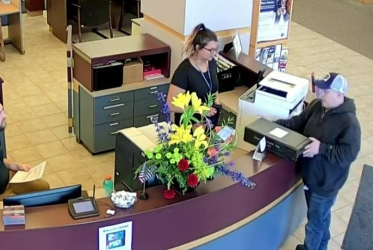 good-samaritan-turns-in-money