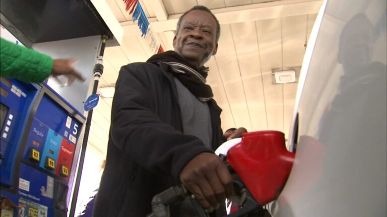 willie-wilson-pays-for-gas