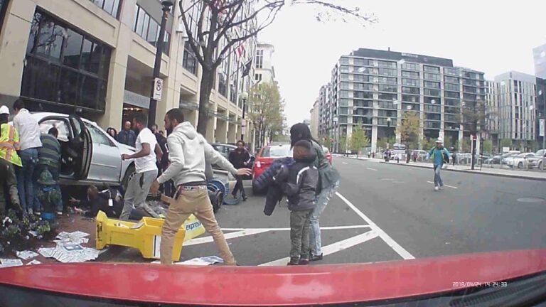 samaritans-rescue-women-under-car