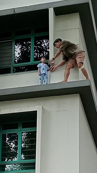 samaritan rescues toddler