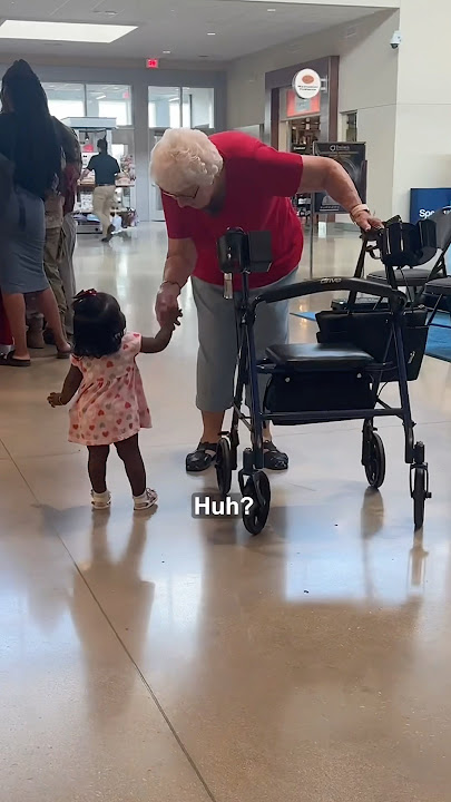 little girl surprises strangers with kindness2